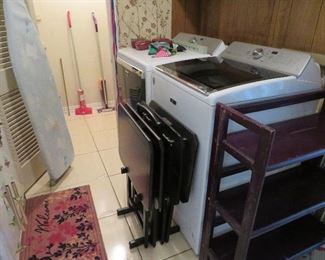 Nice washer and dryer, TV trays