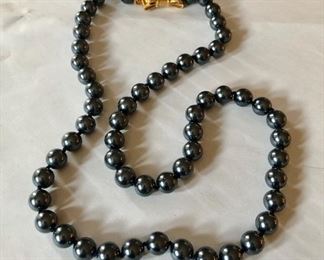 Detail vintage dark gray bead necklace with bow clasp.