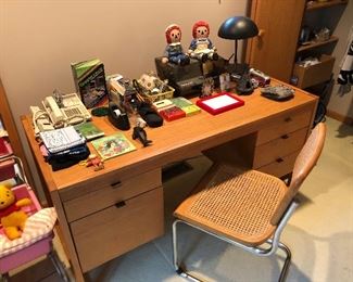 Well-made desk with modern look.