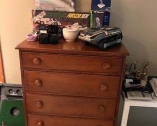 Five-drawer chest of drawers.