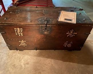 Oriental trunk.  Next picture
Tells the story.  $250