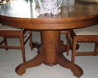 ROUND OAK TABLE WITH 7 LEAVES