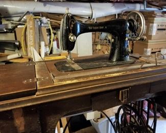 Vintage New England Queen A Sewing Machine