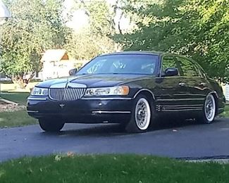 2002 Lincoln Town car.