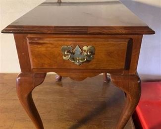 Pretty Harden End Table