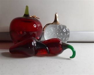 Lot 2 Apple paper weights Lot 2 peppers weights