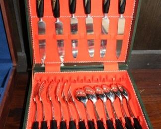 UNIQUE FLATWARE