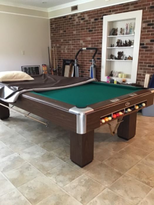 Gandy Big G 9ft. Pool table. Available for Immediate Purchase. Excellent Condition.