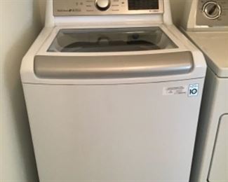 LG like new washer AVAILABLE FOR IMMEDIATE PURCHASE. 