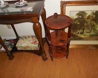 Ethan Allen 27" tall small round table