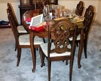 Scalloped Edge Dining Room Table With 6 Matching Chairs, Table Measures 29" x 36" x 69", Includes 12" Leaves Qty 2 And Table Pads