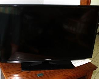 Samsung 32" Flat Screen TV Model UN32EH5000F, With Remote, Powers On