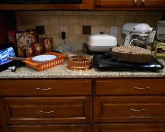 Elec. skillet, KitchenAid, Oster blender, Bun warmer, Gridle, cookware, etc.