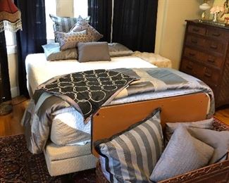 Queen bed with lift  (cord damaged)