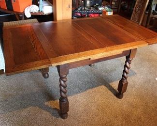 Beautiful Table with two leaves/ barley twist legs 