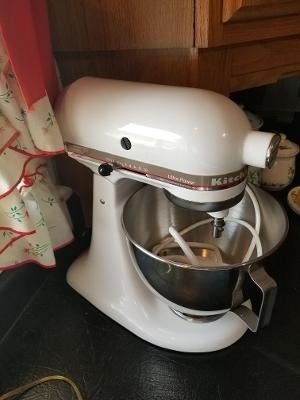 KITCHEN  AIDE MIXER ~ JUST IN TIME FOR COOKIE TIME! 300 WATT