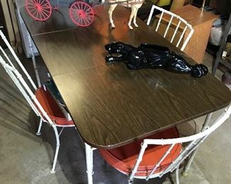 Vintage table with one leaf and four matching metal chairs