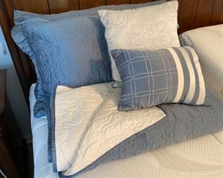 $50 King size bed cover Reversible / 2 king pillows and two throw pillows 