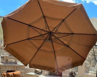 Cantilever Umbrella Like NEW (Bring help! 4 ea 100# sand bags hold this giant down) 