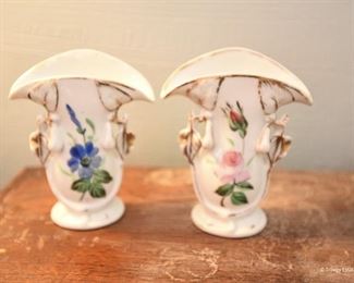 Two small fan vases $6