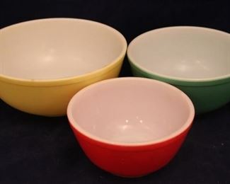 Lot# 2289 - Set of 3 Pyrex Nesting Bowls