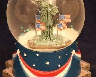 Lot# 2352 - Statue of Liberty Snow Globe
