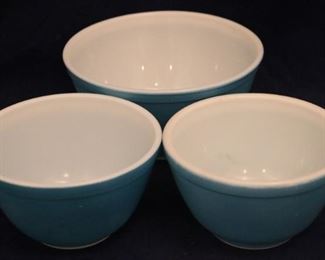 Lot# 2465 - Set of 3 Pyrex Mixing Bowls