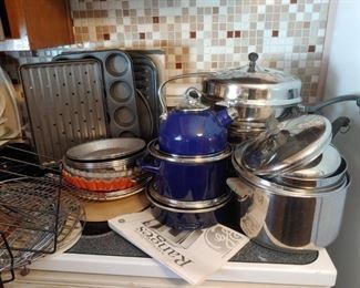 kitchen cookware sets. cake, pie and flan pans. muffin tins. pizza pan, broiler pan goes with stove.