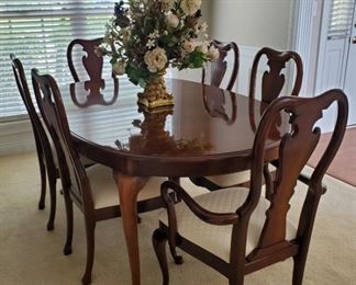Queen Anne Mahogany Table Chairs