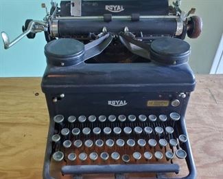 Vtg Royal Typewriter