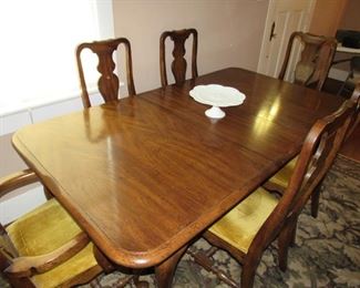 Nice dining table with 6 Queen Anne chairs
