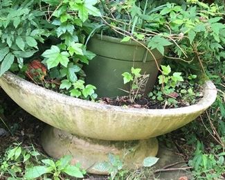 24 inch diameter planter with base