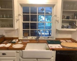 Casual glassware, linens, placemats