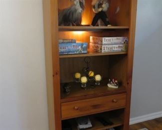 All three units light up. The two side units can plug into the center unit if desired.