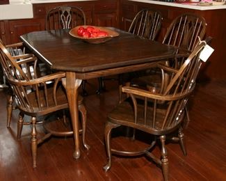 DARK STAINED OAK DINING TABLE WITH 2 LEAVES, 6 CHAIRS