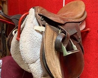Saddle info:
Leather English Hubertus forward seat saddle with suede knee rolls. 17"seat, medium gullet.
Leathers and stirrups included. Good looking, hacking saddle