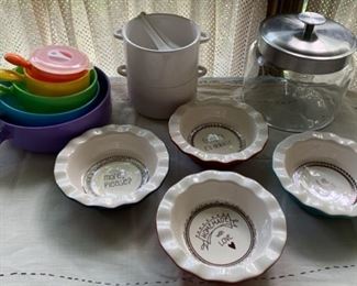 CLEARANCE!  $4.00 now, was  $14.00......Kitchenware Lot (A14)