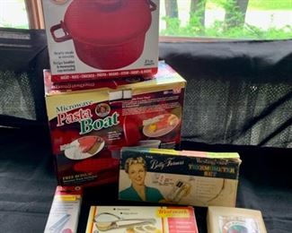 HALF OFF !  $4.00 now, was $16.00......Microwave Cookers and More Kitchenware (A47)