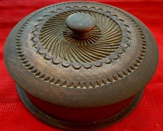CLEARANCE!  $4.00 now, was $16.00......Nice Carved Trinket Box (A134)