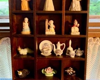 CLEARANCE!  $6.00 now, was  $20.00.......Mini Shadow Box with miniatures (A203)