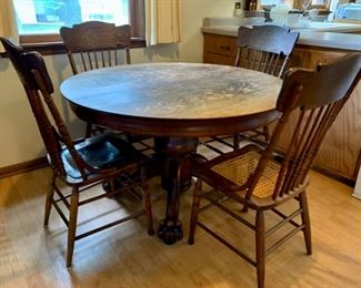 $180.00......Antique Round Oak Large Claw Foot Table with 5 Leaves and 5 Chairs (Chairs as is, many need new seats) (A169)