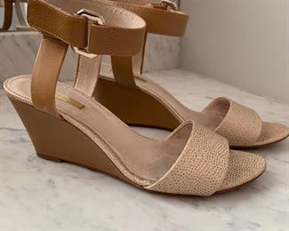 $30 - CHIC Louise et Cie Two-Tone Wedge - Size 9