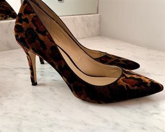 $30 - CHIC Ann Taylor Velvet Printed Pump - Size 9