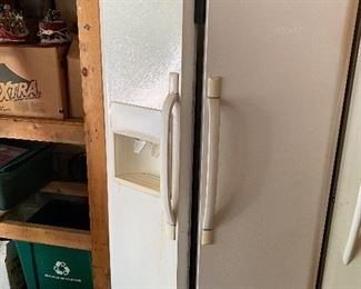 Side by side refridgerator/freezer
