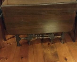 ANTIQUE GATE LEG TABLE with 3 LEAVES