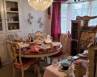 eat-in kitchen area