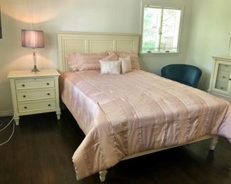 Contemporary Queen bedroom set - Like new - Raymour & Flannigan