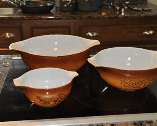 VINTAGE SET OF THREE VINTAGE OLD ORCHARD PYREX MIXING BOWLS. OUR PRICE $35.00