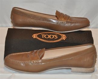 DARK CARMEL LEATHER TOD’S PENNY LOAFER WITH FULL BOTTOM SOLE IN EXCELLENT CONDITION WITH SHOE COVERS. SIZE 36.5. OUR PRICE $265.00