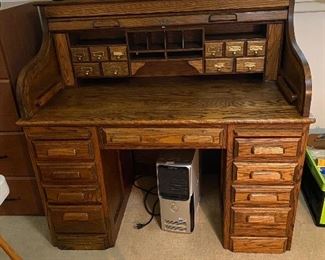 Beautiful roll-top desk in pristine condition. Top comes off to make two pieces 